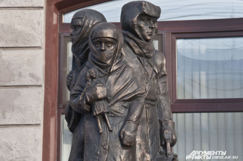 Омичи возложили цветы к памятнику детям блокадного Ленинграда.
