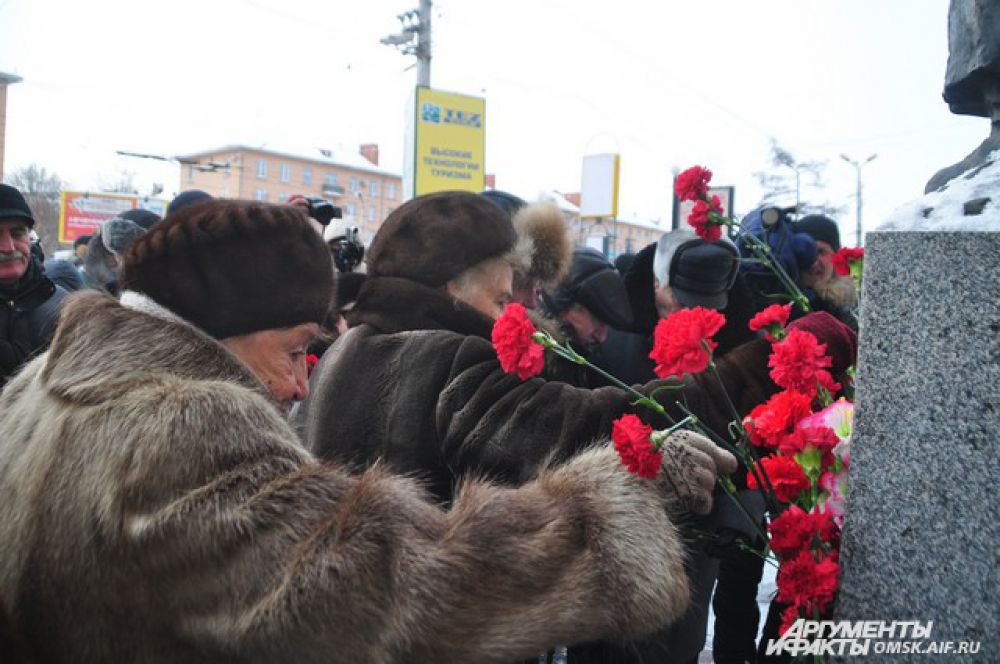 Омичи возложили цветы к памятнику детям блокадного Ленинграда.