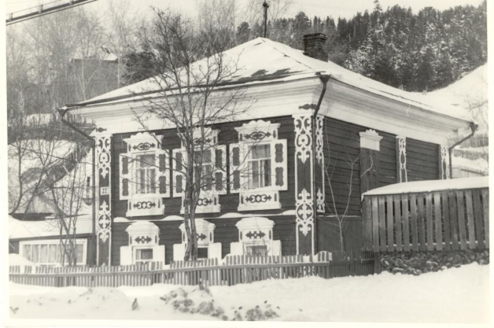 В Самарово сохранился образец архитектуры второй половины XIX в. Самый красивый дом в исторической части Самарова по улице Кирова – дом купца Земцова.