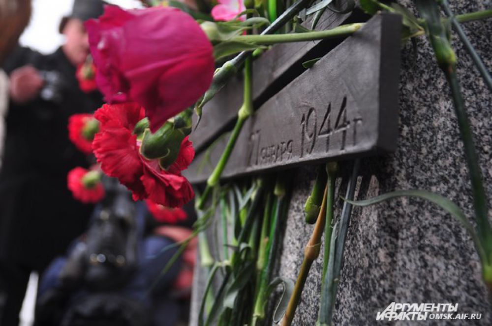Омичи возложили цветы к памятнику детям блокадного Ленинграда.