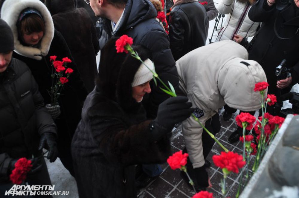 Омичи возложили цветы к памятнику детям блокадного Ленинграда.