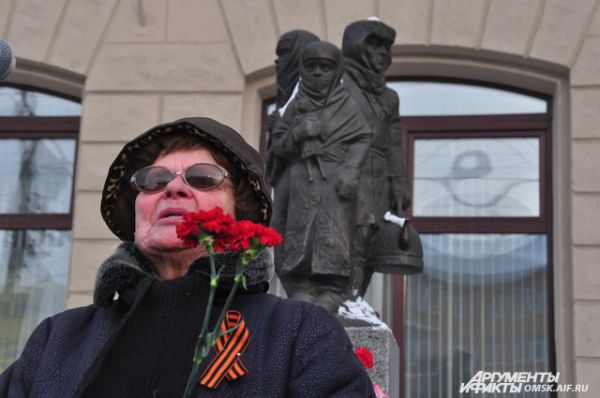 Омичи возложили цветы к памятнику детям блокадного Ленинграда.