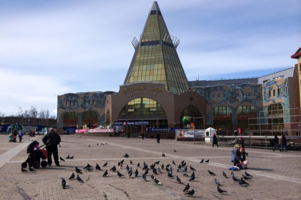 По воспоминаниям старожилов, еще совсем недавно центральная площадь Ханты-Мансийска представляла собой пустырь. Сейчас это излюбленное место для прогулок горожан и центр деловой жизни.