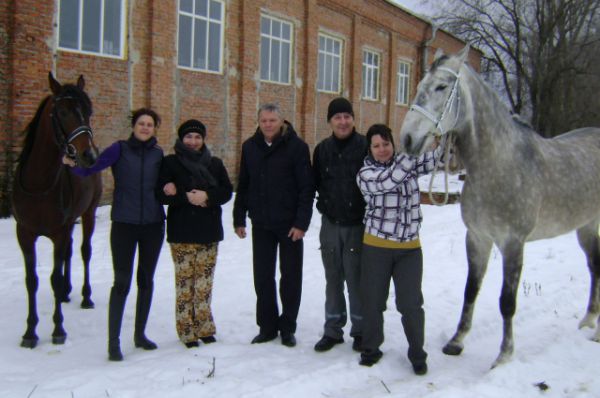 Фото на память с лошадьми. Слева на право: Галина Любивая, Екатерина Тынянова, Николай Корольков, Николай Бобрович и марина Фокина.