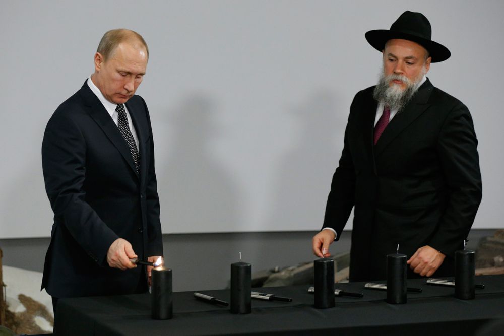 Памятные мероприятия, посвященные годовщине освобождения Освенцима, проходят в Москве. Днем в Еврейском музее и центре толерантности побывал Владимир Путин. Президент почтил память погибших в нацистских застенках и подчеркнул, что нельзя допустить, чтобы преступления, подобные Холокосту, когда-нибудь повторились.