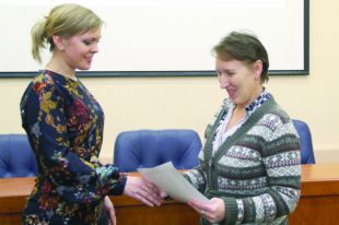 Ирина Шавыкина получила заслуженный сертификат.