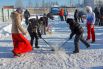 Один из этапов соревнований – хоккей с мячом на снегу.