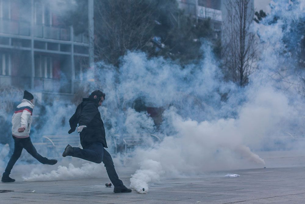 В ответ на агрессивные действия демонстрантов полицейские применяли слезоточивый газ и водометы. Прошедшие беспорядки стали крупнейшими в Косово с момента объявления краем в 2008 году независимости от Сербии.