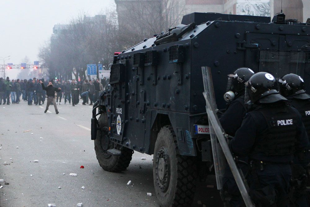 Ранения получили 73 человека, в том числе 44 полицейских. Об этом журналистам сообщило руководство Главного госпиталя Приштины.