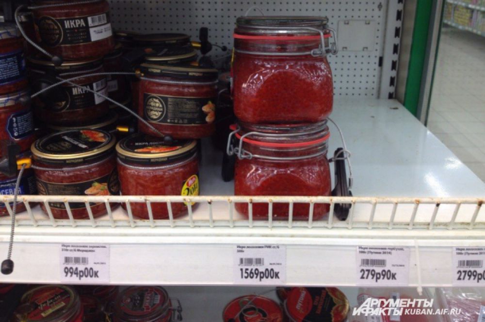 ТОП-10 самых дорогих продуктов. 1-е место: настоящая лососевая икры 1570 рублей за полкилограмма.