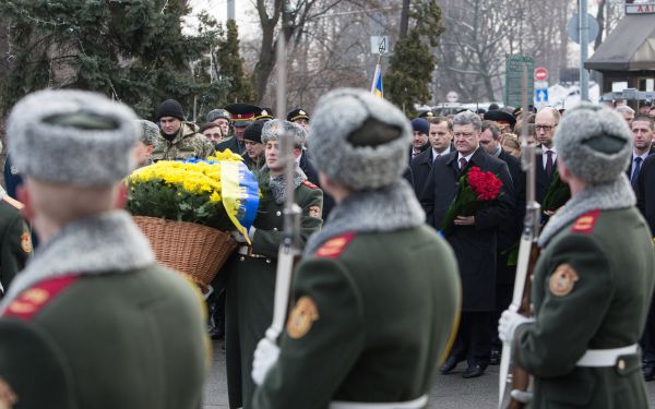 Порошенко, Яценюк и Гройсман почтили память погибших под Крутами украинцев