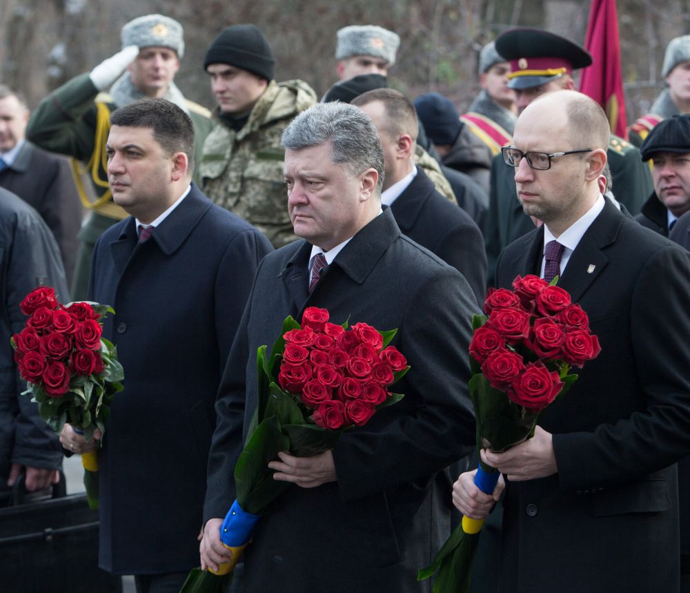 Порошенко, Яценюк и Гройсман почтили память погибших под Крутами украинцев