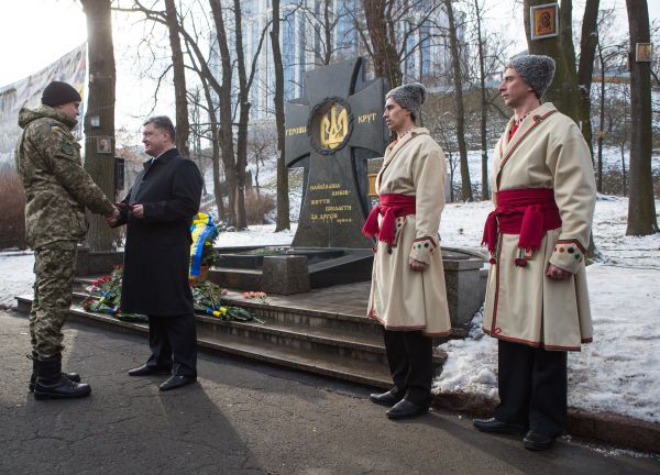Порошенко, Яценюк и Гройсман почтили память погибших под Крутами украинцев