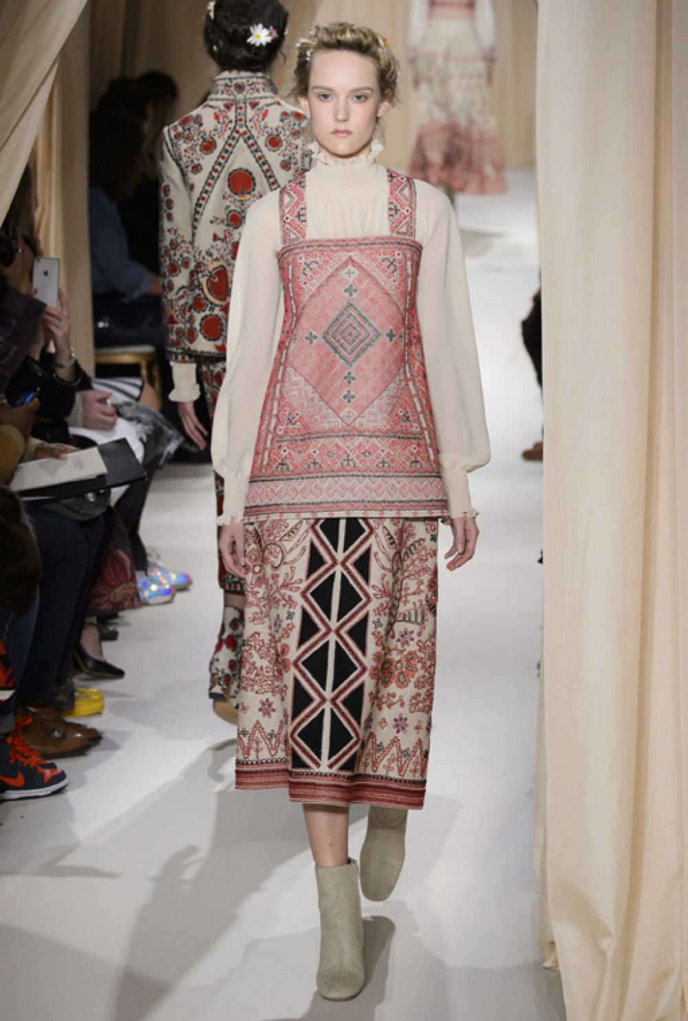 Показ коллекции Valentino в Париже