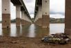 28 января. Уровень падения воды в водохранилище Кантарейра, который отчетливо виден на опорах моста. Бразилию мучает сильнейшая за последние 85 лет засуха.