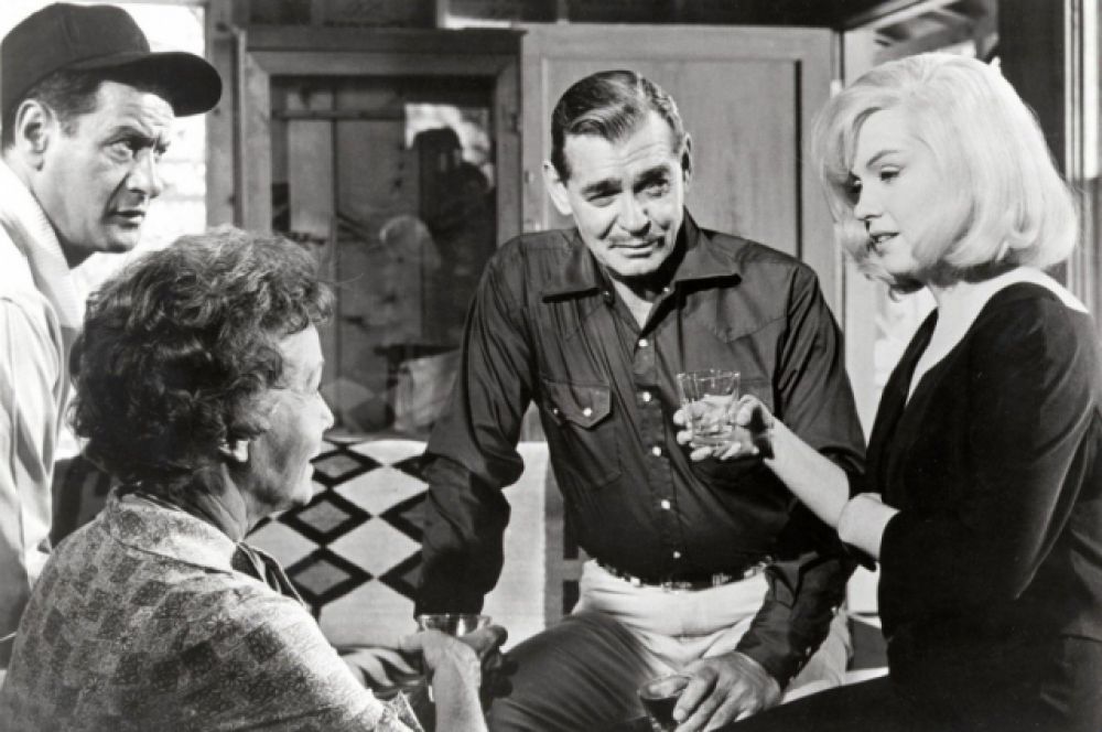 Одной из лучших картин Гейбла стал фильм «Неприкаянные» (1961), в котором актер сыграл в партнерстве с Мэрилин Монро. Картина стала последней работой актера. Почти сразу после съемок Кларк Гейбл умер от сердечного приступа в своем доме в Лос-Анджелесе 16 ноября 1960 года.