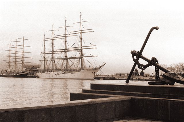 Корабли «Седов» и «Паллада» в порту Новороссийска.
