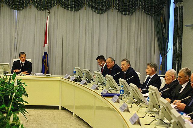Совещание проводит Полномочный представитель Президента в ДФО Юрий Трутнев.