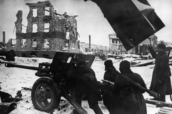 Многие немецкие солдаты и офицеры, имевшие за плечами немало сражений, вспоминали, что в Сталинграде у них временами складывалось впечатление, что они попали в атмосферу абсурда. Так, немецкое командование часто отдавало абсолютно бессмысленные приказы: например, в уличных боях за какой-нибудь второстепенный участок, немецкие генералы могли положить пару тысяч собственных бойцов. Одним же из самых абсурдных моментов стал эпизод, когда немецкие авиаторы-«снабженцы», сбросили с воздуха закрытым в «кровавом котле» бойцам вместо еды и обмундирования женские норковые шубы. 