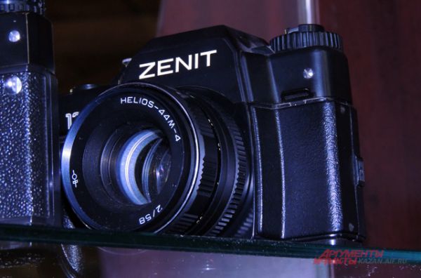 «Зенит» - один из первых в мире однообъективных зеркальных фотоаппаратов с пентапризмой. Производился с 1952 по 1956 год. Разработан на базе фотоаппарата «Зоркий».