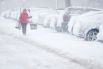 Практически не возможно передвигаться и на автомобилях. На дорогах из-за снегопада резко выросло число аварий, на дорогах вытянулись многокилометровые пробки. Во многих школах в понедельник были отменены занятия. 