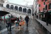  Очень мокрым стало начало карнавала в Венеции в этом году. Из-за сильного дождя затопило площадь Сан-Марко. Под водой оказались и другие главные достопримечательности города.  Венецианцы и гости Венеции из-за наводнения вынуждены были 1 февраля ходить по построенных специально пешеходных деревянных мостиках.