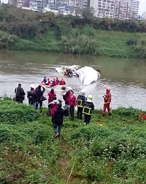 В качестве возможной причины аварии тайваньские СМИ называют ошибку пилота и сильный ветер.