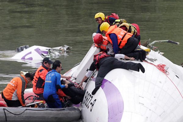 Пассажиры, которые не пострадали при падении, смогли надеть спасательные жилеты и сами выбраться из реки, еще некоторых потом вытащили спасатели. 