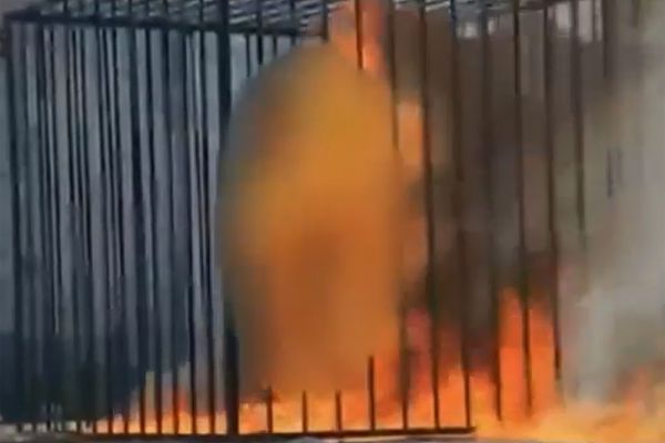 Беспорядки начались после того, как боевики ИГ опубликовали ролик с казнью пилота ВВС Иордании Муаза аль-Касасбеха. Молодого человека заживо сожгли в железной клетке. 