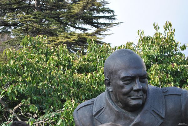Скульптура премьер-министра Великобритании Уинстона Черчилля.