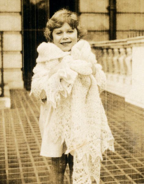 Принцесса Елизавета Александра Мэри Виндзор (Elizabeth Alexandra Mary Windsor), так назвали при рождении будущую королеву, — из династии Виндзоров. Она старшая дочь герцога Йоркского Георга, будущего короля Великобритании Георга VI (1895-1952) и леди Елизаветы Боуз-Лайон (1900-2002).