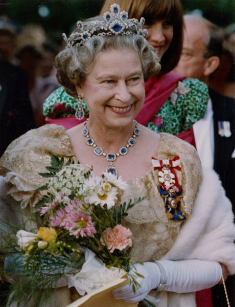 В 2006 году Букингемский дворец обнародовал 80 занимательных фактов из жизни королевы Великобритании Елизаветы II, благодаря чему стало известно, что королева увлекается фотографией, любит делать снимки членов своей семьи. В 1997 году королева дала старт первому в истории интернет-сайту британской монархии. 