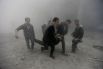 2 февраля. Жители Дамаска спасают одного из раненых после серии авиаударов, предположительно, со стороны сил лояльных президенту страны Башару аль-Асаду.