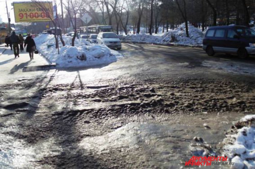С дорог убрали снег, но забыли лед. Машины буксуют, пешеходы падают