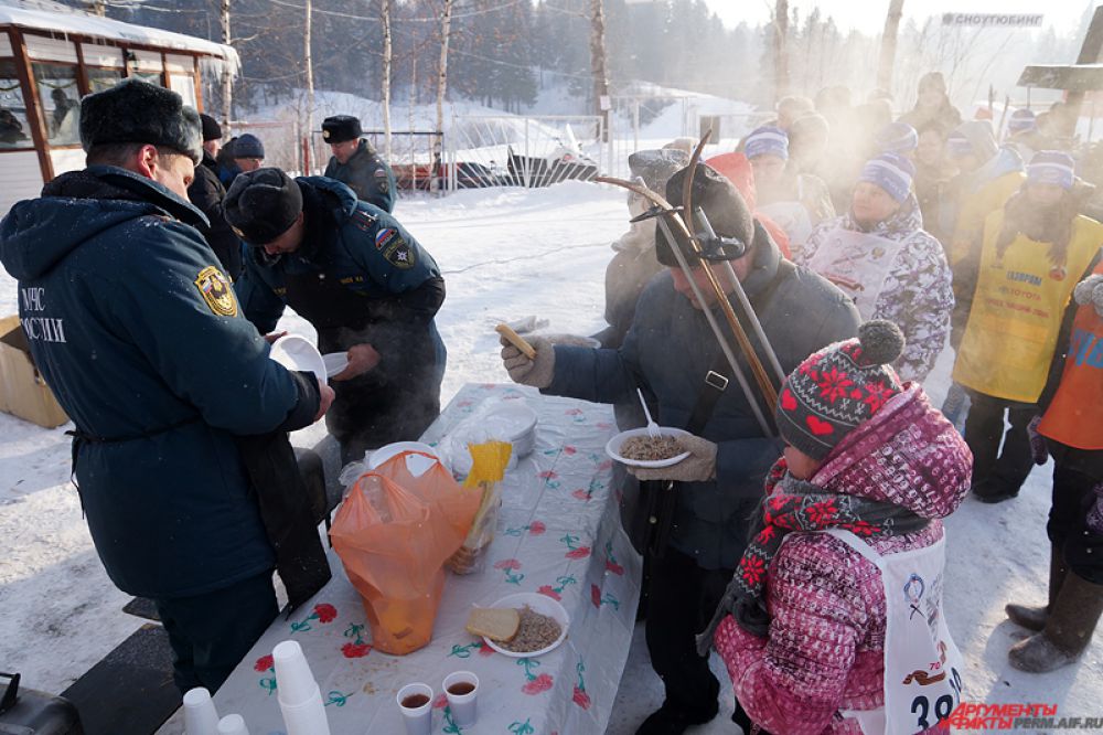 Горячим чаем и полевой кашей угощали всех желающих.