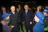 Владимир Путин с детьми во время посещения Всероссийского детского центра для одарённых спортсменов в Сочи.