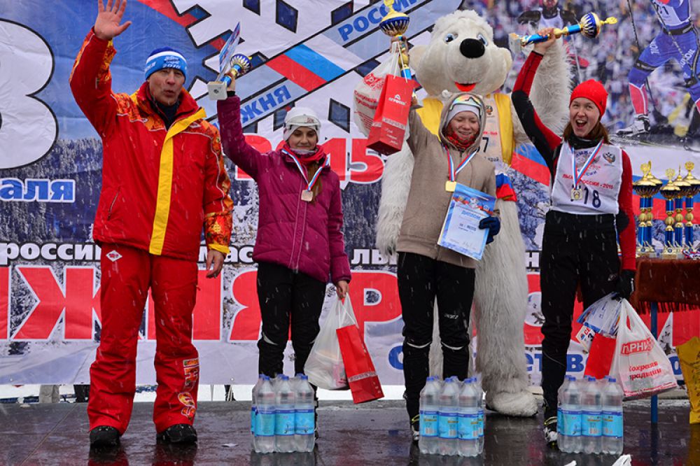 Первой 5 км пробежала Мария Заикина (в центре).
