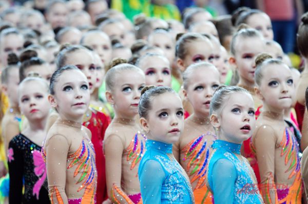 Во время исполнения Российского гимна, девочки внимательно слушали музыку, а некоторые вспоминали слова и пели