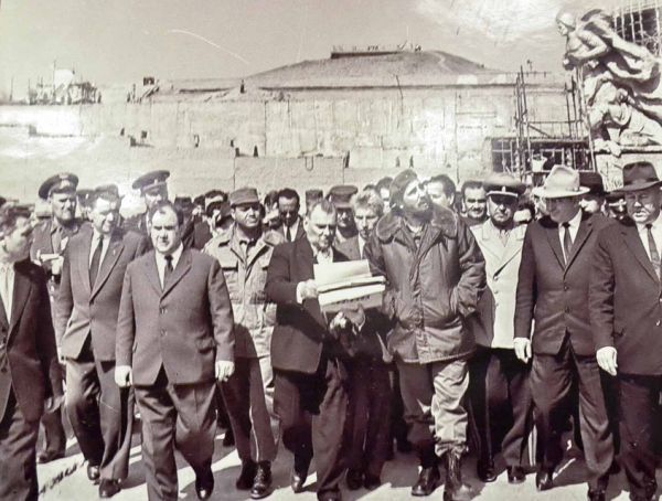 Кубинский государственный деятель Фидель Кастро и скульптор Евгений Вучетич на Мамаевом кургане, 1963 год.
