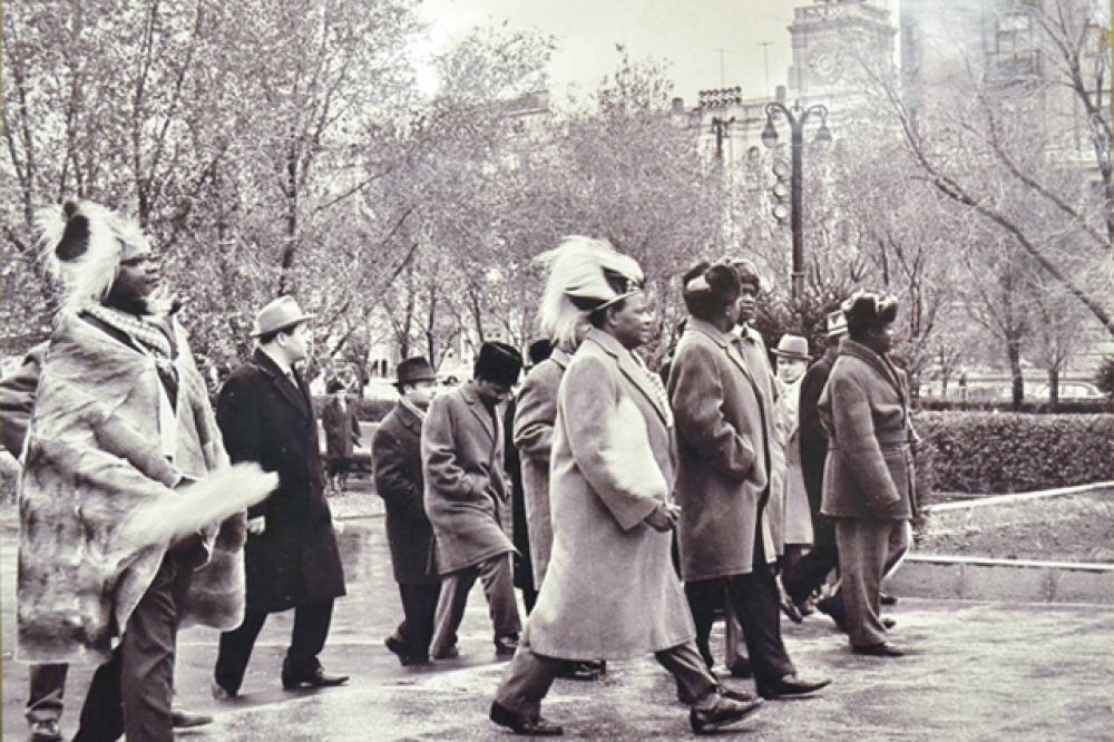 Парламентская делегация из Кении на площади Павших борцов, 1963 год.