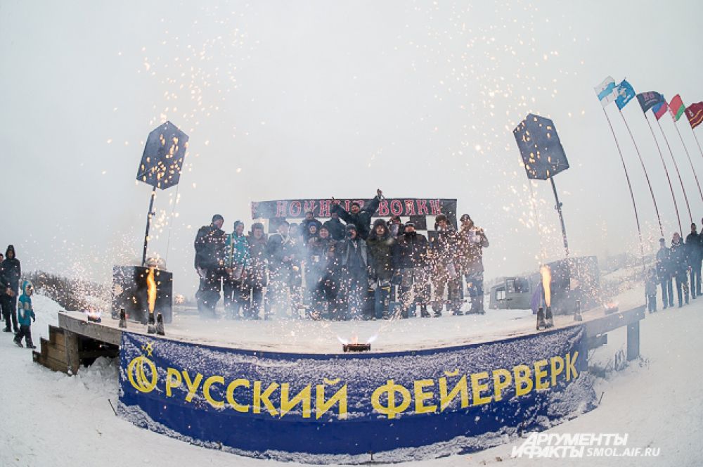 Никто не замерз и не ушел голодным. Для зрителей соревнований организовывался выезд из Смоленска, работали кафе и пункты обогрева, а в перерывах между соревнованиями играла музыка.