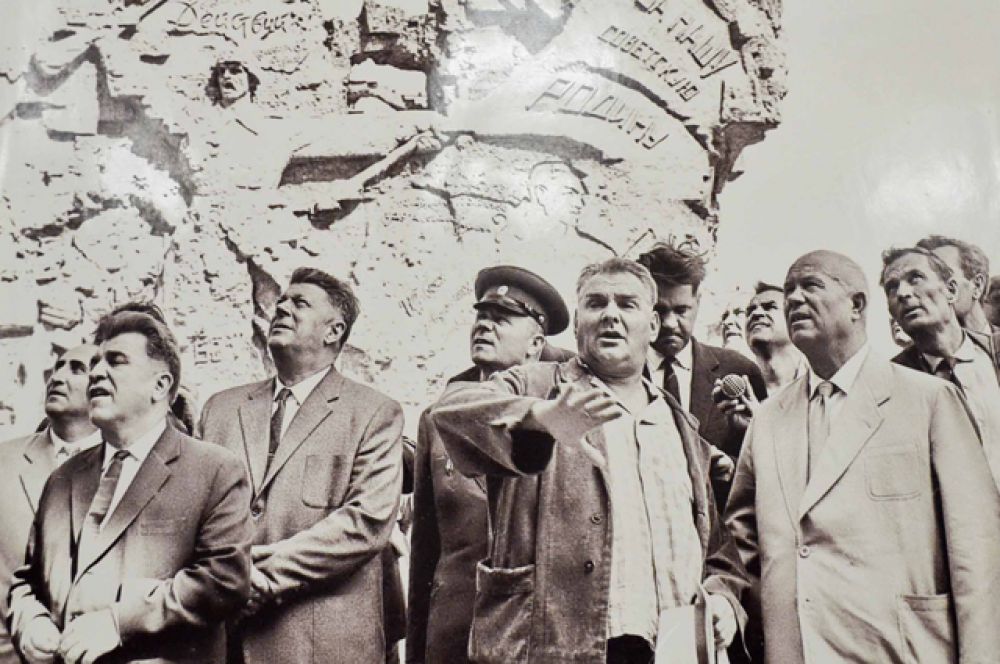 Скульптор Евгений Вучетич и первый секретарь ЦК КПСС Никита Хрущев на Мамаевом кургане, 1963 год.