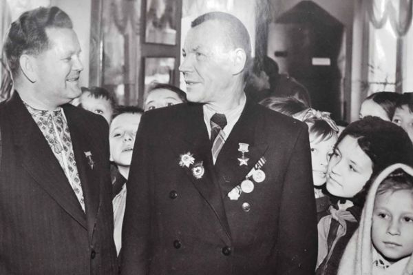 Снайпер Василий Зайцев и Герой Советского Союза Петр Болото, 1963 год.