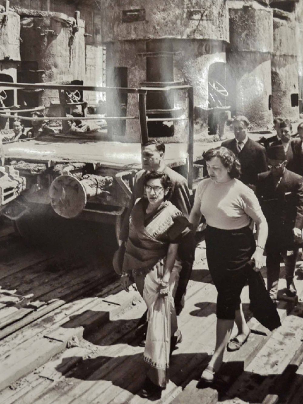 Ратна Раджья Лакшми Деви, королева Непала во время посещения Сталинградской ГЭС, 1958 год.