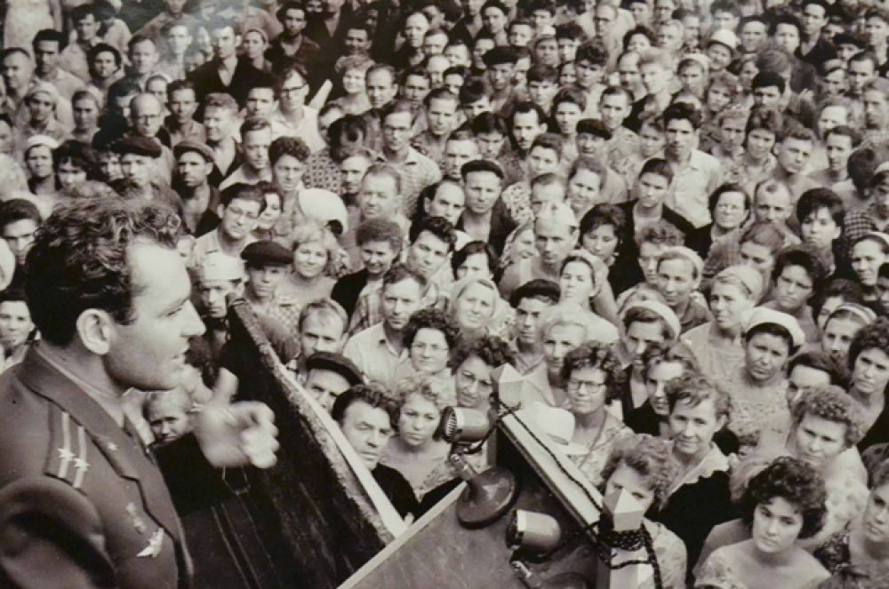 Космонавт Герман Титов во время митинга на заводе «Баррикады», 1963 год.