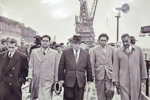 Гамаль Абдель Насер, президент Египта во время посещения Сталинградской ГЭС 1958 год.