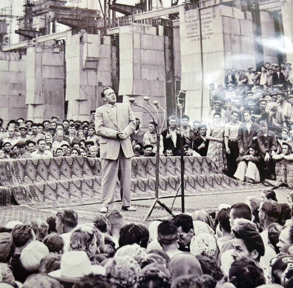 Сергей Лемешев, народный артист СССР, выступает перед строителями Сталинградской ГЭС, 1958 год.