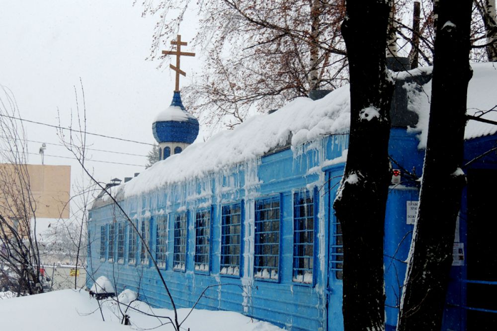 Среди снега и наледи в храме-вагончике идет служба.