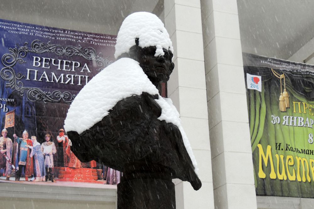 Памятник Пушкину укрыт снегом с головой.