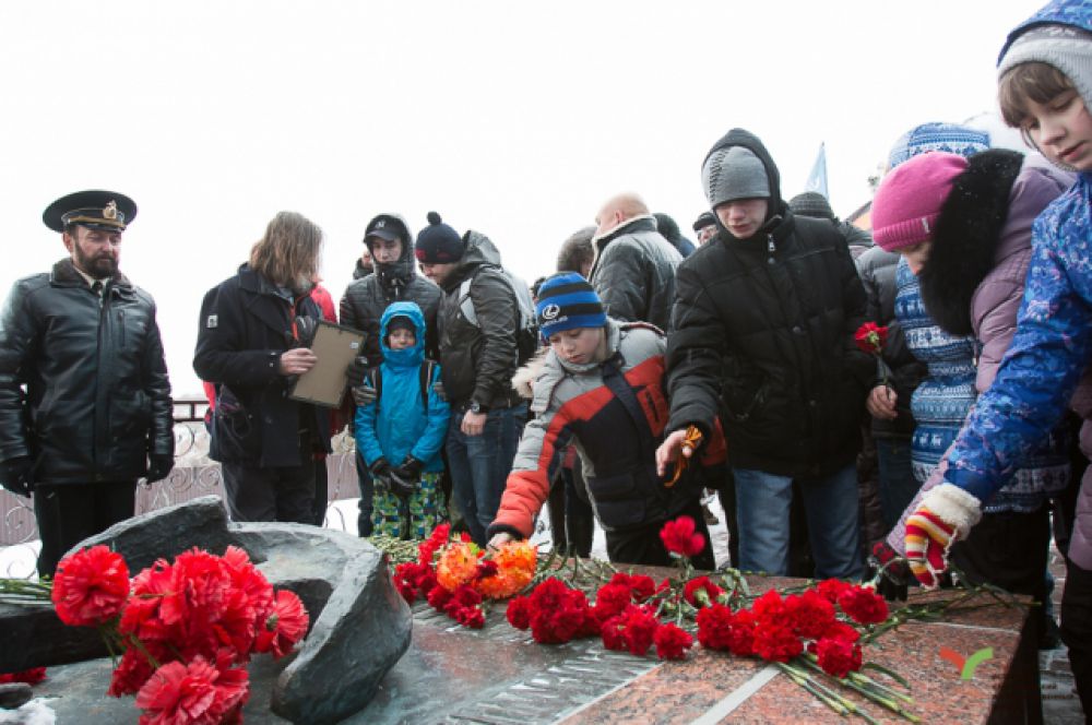 Возложение цветов к паятнику Рудневу.
